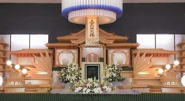 大ホール 一般葬向け:30名様以上:祭壇写真